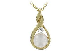 Cultured Pearl and Diamond Pendant : 14K Yellow Goldcultured 