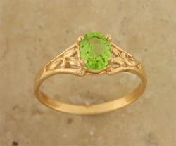 Oval Peridot and Gold Ringoval 