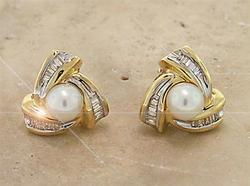 Ladies White Pearl and Diamond Gold Earringsladies 