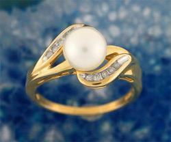 7.5MM White Pearl and Diamond Gold Cluster Ringwhite 