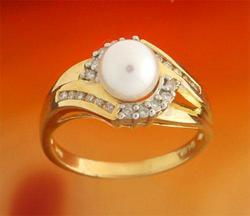 White Pearl and Diamond Two-tone Gold Ringwhite 