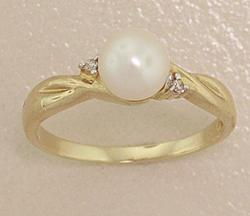 White Pearl and Diamond 14K Gold Ringwhite 