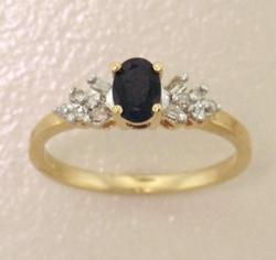 Oval Sapphire and Diamond Gold Ringoval 