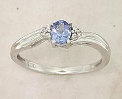 Oval Tanzanite and Diamond White Gold Ringoval 