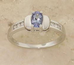 Oval Tanzanite and Diamond 14K White Gold Ringoval 