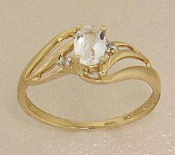 Oval White Topaz and Diamond Gold Ringoval 