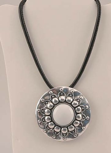 Silver Tone Pendant Necklace